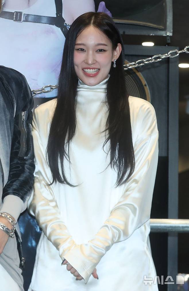 [서울=뉴시스] 김혜진 기자 = 신인 혼성 그룹 올데이 프로젝트 애니가 23일 오후 서울 강남구 일상비일상의틈byU+에서 열린 ALLDAY PROJECT(올데이 프로젝트) 데뷔 기념 팝업 스토어 오픈 행사에서 포즈를 취하고 있다. 2025.06.23. jini@newsis.com