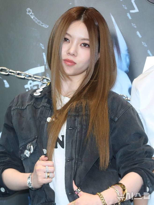 [서울=뉴시스] 김혜진 기자 = 신인 혼성 그룹 올데이 프로젝트 베일리가 23일 오후 서울 강남구 일상비일상의틈byU+에서 열린 ALLDAY PROJECT(올데이 프로젝트) 데뷔 기념 팝업 스토어 오픈 행사에서 포즈를 취하고 있다. 2025.06.23. jini@newsis.com