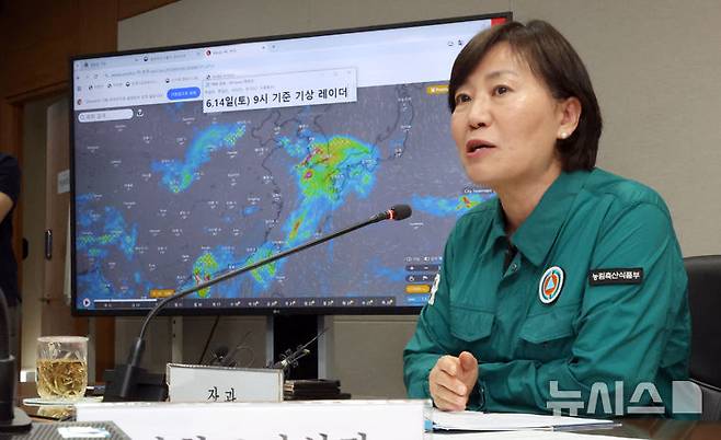 [세종=뉴시스] 강종민 기자 = 송미령 농림축산식품부 장관이 12일 세종시 정부세종청사 농업재해대책상황실에서 장마 대비 추진상황 점검 회의를 주재하고 있다. 2025.06.12. ppkjm@newsis.com