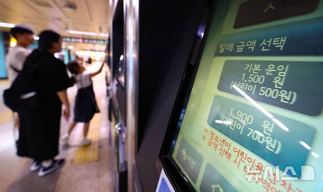 [서울=뉴시스] 황준선 기자 = 23일 서울 시내 한 지하철역 개찰구에서 시민들이 탑승권을 구입하고 있다. 오는 28일 첫 차부터 수도권 지하철 교통카드 기본요금이 현행 1400원에서 1550원으로 150원 인상된다. 현금으로 1회권을 구매할 땐 1500원에서 1650원으로 오른다. 2025.06.23. hwang@newsis.com