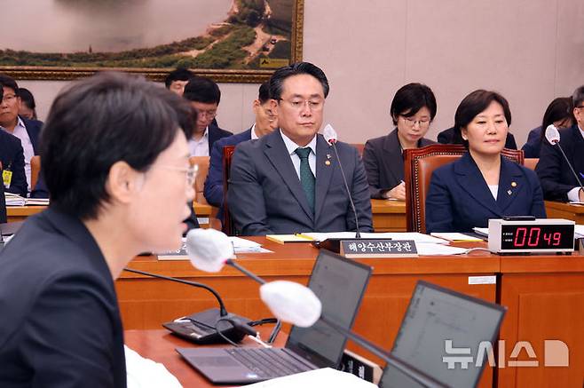 [서울=뉴시스] 김금보 기자 = 송미령(오른쪽) 농림축산식품부 장관이 23일 오후 서울 여의도 국회에서 열린 농림축산식품해양수산위원회 전체회의에서 송 장관 유임에 대한 전종덕 진보당 의원의 항의 발언을 듣고 있다. 2025.06.23. kgb@newsis.com