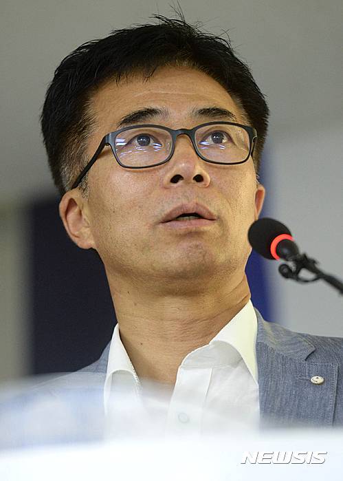 【서울=뉴시스】방지원 인턴기자 = 7일 오후 서울 종로구 국립고궁박물관 본관 강당에서 열린 '미술품 유통 투명화 및 활성화를 위한 세미나'에서 우상일 문화체육관광부 예술정책관이 인사말을 하고 있다. 이 세미나는 국내외 미술품 감정과 법률 전문가들이 위작 근절 방안을 모색하고, 감정·유통 시스템, 법제 사례 등 국내에 적합한 제도를 찾아본다. 2016.07.07 tu1889@newsis.com