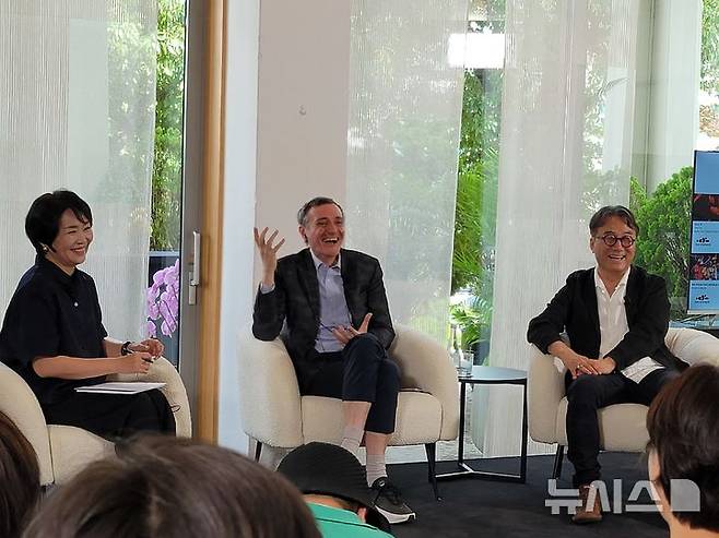 [서울=뉴시스]최희정 기자= 프랑스 명품 주얼리 브랜드 '반클리프 아펠'의 댄스·문화 프로그램 디렉터 세르주 로랑(가운데)과 최석규 서울국제공연예술제(SPAF) 예술감독(오른쪽)이 23일 서울 서대문구 주한프랑스대사관에서 열린 기자간담회에서 질문에 답변하고 있다. 2025.06.23. dazzling@newsis.com