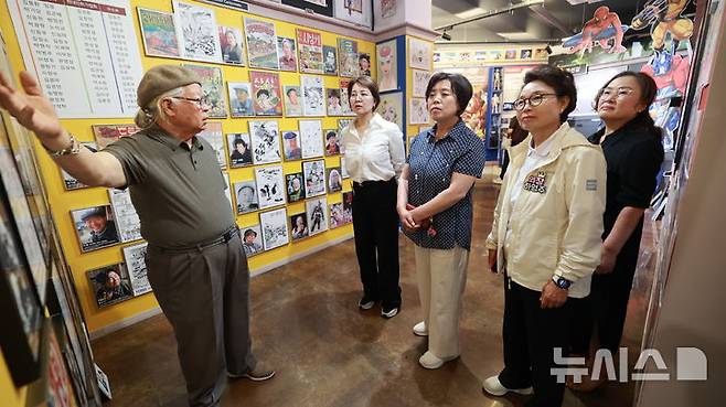 [과천=뉴시스] 신계용 시장(사진 가운데)이 신응균 관장으로부터 지역 문화자원 탐방 프로그램 운영에 전시된 작품에 관해 설명을 듣고 있다. (사진=과천시 제공). 2025.06.23. photo@newsis.com