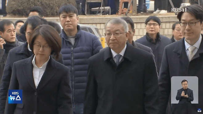 2019년 1월 23일 양승태 전 대법원장이 서울중앙지방법원에서 열린 사법행정권 남용 사건 재판에 출석하고 있다. 1심 법원은 2024년 1월 26일 양 전 대법원장에게 무죄를 선고했다. 현재 서울고등법원에서 항소심이 진행 중이다. (출처: KBS)