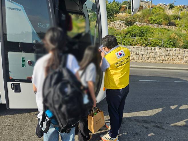 버스 탑승 대기 중인 이스라엘 체류 우리 국민 (외교부 제공)