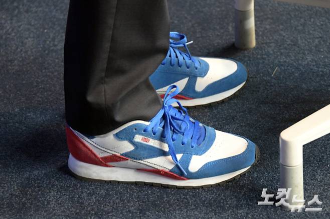 이날 박 전 원내대표는 이재명 대통령이 선거운동 기간에 착용해 품절 사태를 빚은 운동화를 신고 기자회견을 가졌다.