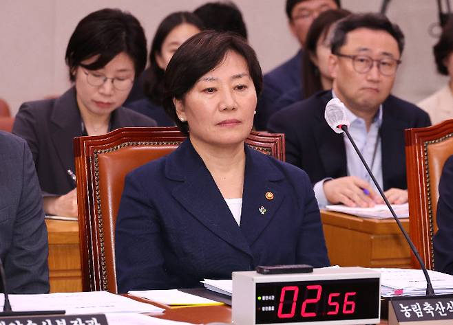장관 인선에서 유임된 송미령 농림축산식품부 장관이 23일 국회에서 열린 농림축산식품해양수산위원회 전체회의에 참석해 있다. 연합뉴스