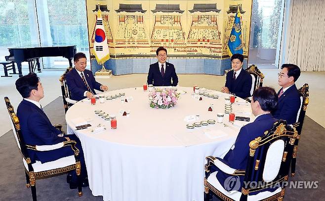 (서울=연합뉴스) 한상균 기자 = 22일 서울 한남동 대통령 관저에서 이재명 대통령과 여야 지도부의 오찬 회동이 열리고 있다. 왼쪽부터 시계방향으로 강훈식 대통령비서실장, 더불어민주당 김병기 당대표 직무대행 겸 원내대표, 이 대통령, 국민의힘 김용태 비상대책위원장, 송언석 원내대표, 우상호 대통령실 정무수석. 2025.6.22 xyz@yna.co.kr 연합뉴스