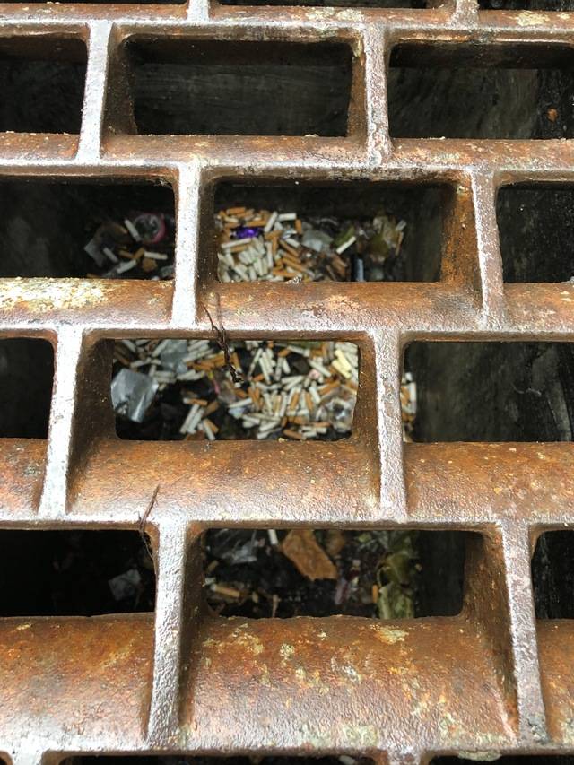 빗물받이 근처에 쌓인 담배꽁초. 게티이미지뱅크