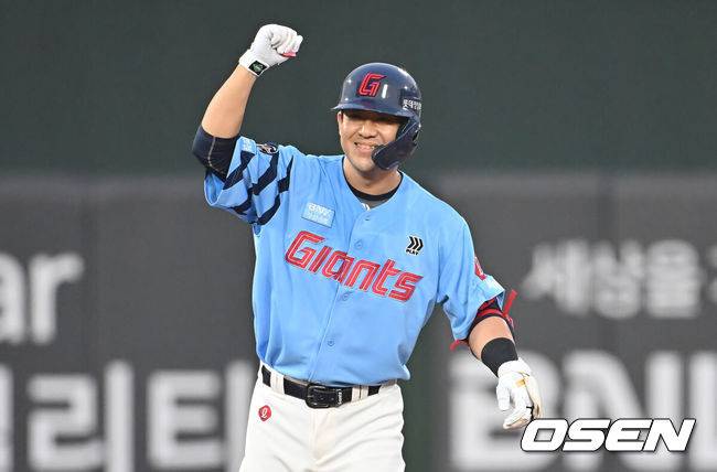 [OSEN=부산, 이석우 기자] 22일 부산 사직야구장에서 2025 신한 SOL 뱅크 KBO 리그 롯데 자이언츠와 삼성 라이온즈의 경기가 열렸다. 홈팀 롯데는 박세웅이, 방문팀 삼성은 원태인이 선발 출전했다.롯데 자이언츠 김민성이 7회말 1사 만루 역전 3타점 2루타를 치고 세리머니를 하고 있다. 2025.06.22 / foto0307@osen.co.kr