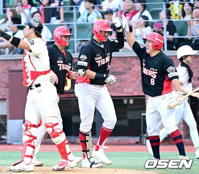 [OSEN=인천, 최규한 기자] 22일 인천 SSG랜더스필드에서 ‘2025 신한 SOL Bank KBO리그’ SSG 랜더스와 KIA 타이거즈의 경기가 열렸다.홈팀 SSG는 드류 앤더슨, 방문팀 KIA는 제임스 네일을 선발로 내세웠다.8회초 1사 1루 상황 KIA 김석환이 역전 우중간 투런포를 날리고 홈을 밟은 뒤 이창진-한준수와 기뻐하고 있다. 2025.06.22 / dreamer@osen.co.kr