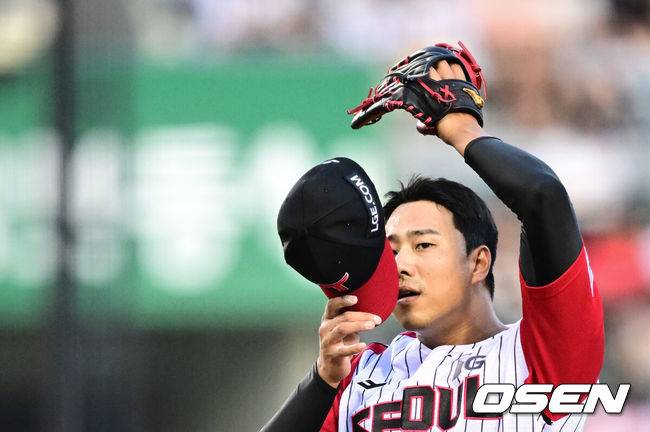 [OSEN=잠실, 조은정 기자]22일 오후 서울 잠실구장에서 2025 신한 SOL Bank KBO리그 LG 트윈스와 두산 베어스의 경기가 열렸다.LG는 송승기, 두산은 최승용이 선발로 나섰다.8회초 LG 정우영이 두산 김민석에게 볼넷을 내주고 있다. 2025.06.22 /cej@osen.co.kr