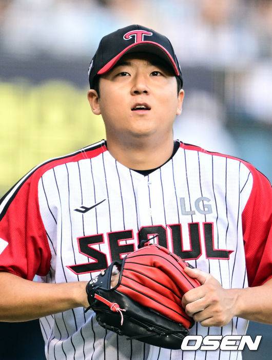 [OSEN=잠실, 조은정 기자]22일 오후 서울 잠실구장에서 2025 신한 SOL Bank KBO리그 LG 트윈스와 두산 베어스의 경기가 열렸다.LG는 송승기, 두산은 최승용이 선발로 나섰다.6회초 이닝을 마친 LG 송승기가 더그아웃으로 향하고 있다. 2025.06.22 /cej@osen.co.kr