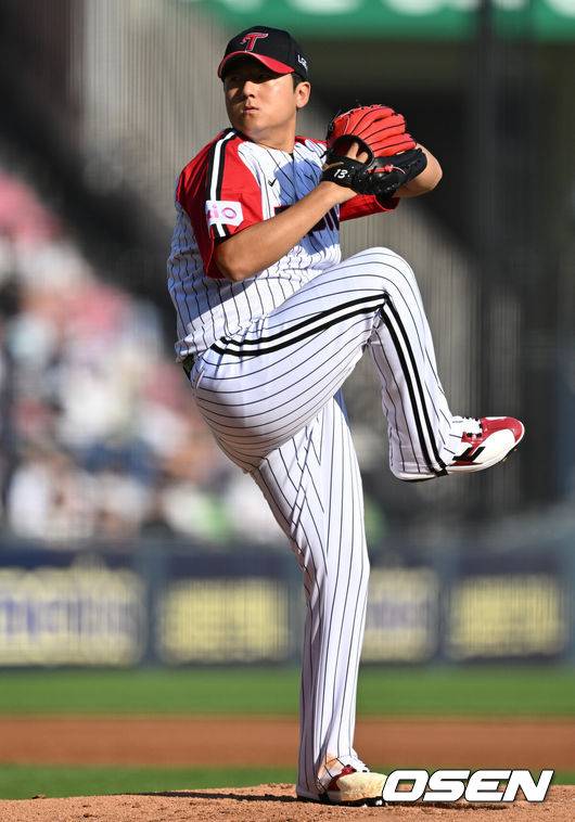 [OSEN=잠실, 조은정 기자]22일 오후 서울 잠실구장에서 2025 신한 SOL Bank KBO리그 LG 트윈스와 두산 베어스의 경기가 열렸다.LG는 송승기, 두산은 최승용이 선발로 나섰다.2회초 LG 선발 송승기가 역투하고 있다. 2025.06.22 /cej@osen.co.kr