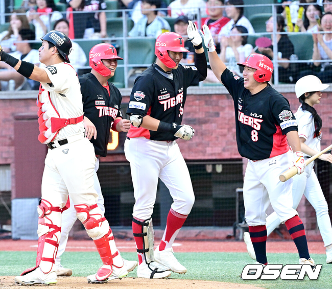 [OSEN=인천, 최규한 기자] 22일 인천 SSG랜더스필드에서 ‘2025 신한 SOL Bank KBO리그’ SSG 랜더스와 KIA 타이거즈의 경기가 열렸다.홈팀 SSG는 드류 앤더슨, 방문팀 KIA는 제임스 네일을 선발로 내세웠다.8회초 1사 1루 상황 KIA 김석환이 역전 우중간 투런포를 날리고 홈을 밟은 뒤 이창진-한준수와 기뻐하고 있다. 2025.06.22 / dreamer@osen.co.kr