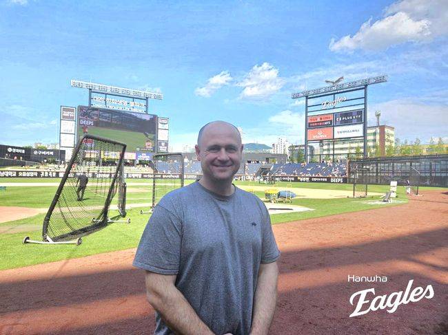 22일 대전 한화생명볼파크를 방문한 저스틴 후버 멜버른 에이시스 단장. /한화 이글스 제공