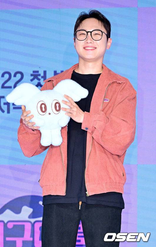 [OSEN=민경훈 기자] 20일 오후 서울 마포구 상암동 쇼킹 K-POP 스튜디오에서 ENA&nbsp;'지구마불 세계여행3' 제작발표회가 열렸다.‘지구마불3’는 여행 크리에이터&nbsp;3대장 빠니보틀,&nbsp;원지,&nbsp;곽튜브가 김태호&nbsp;PD에 의해 설계된 세계여행 부루마불 게임에 참여,&nbsp;주사위에 운명을 맡기고 세계 각지를 여행하는 과정을 담은 예능 프로그램이다.&nbsp;빠니보틀이 포토타임을 갖고 있다. 2025.03.20 / rumi@osen.co.kr