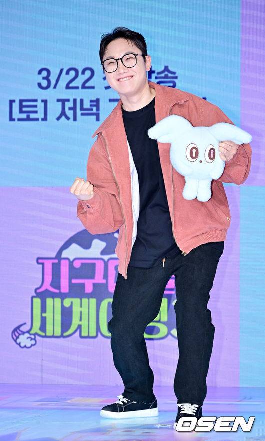 [OSEN=민경훈 기자] 20일 오후 서울 마포구 상암동 쇼킹 K-POP 스튜디오에서 ENA&nbsp;'지구마불 세계여행3' 제작발표회가 열렸다.‘지구마불3’는 여행 크리에이터&nbsp;3대장 빠니보틀,&nbsp;원지,&nbsp;곽튜브가 김태호&nbsp;PD에 의해 설계된 세계여행 부루마불 게임에 참여,&nbsp;주사위에 운명을 맡기고 세계 각지를 여행하는 과정을 담은 예능 프로그램이다.&nbsp;빠니보틀이 포토타임을 갖고 있다. 2025.03.20 / rumi@osen.co.kr