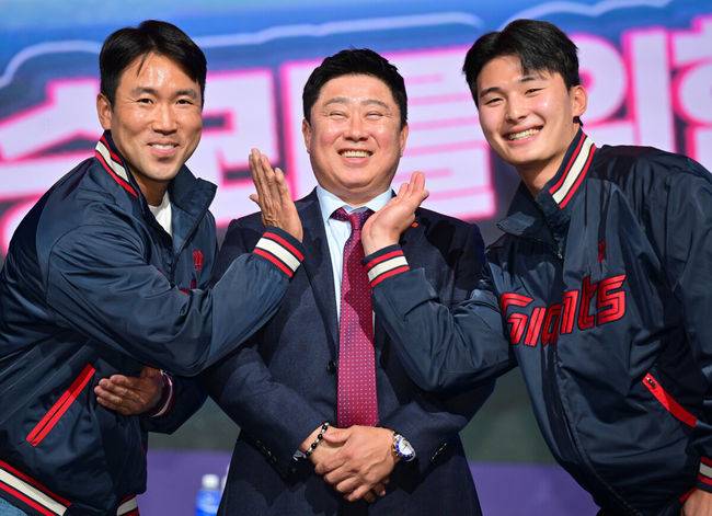 [OSEN=조은정 기자]’2025 신한 SOL Bank KBO 미디어데이 & 팬페스트’가 20일 서울 송파구 롯데호텔 월드에서 열렸다.  이번 행사에는 각 구단의 감독을 비롯해 KIA 나성범, 김도영, 삼성 구자욱, 강민호, LG 박해민, 홍창기, 두산 양의지, 김택연, KT 장성우, 강백호, SSG 김광현, 박성한, 롯데 전준우, 윤동희, 한화 채은성, 김서현, NC 박민우, 김형준, 키움 송성문, 이주형 등 KBO 리그 10개 구단 주장과 대표 선수가 참석한다.롯데 전준우, 김태형 감독, 윤동희가 포즈를 취하고 있다. 2025.03.20 /cej@osen.co.kr