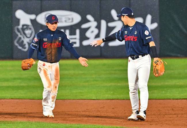 [OSEN=부산, 이석우 기자] 12일 부산 사직야구장에서 2025 신한 SOL 뱅크 KBO 리그 롯데 자이언츠와 NC 다이노스의 경기가 열렸다. 주말 3연전 동안 NC 다이노스가 창원NC파크 대신 사직야구장을 홈구장으로 사용한다. 홈팀 NC는 신민혁, 방문팀 롯데는 데이비슨이 선발 출전했다.롯데 자이언츠 전민재가 7회말 2사 1루 NC 다이노스 권희동의 타구를 몸을 날려 잡아 아웃시키고 고승민과 하이파이브를 하고 있다. 2025.04.12 / foto0307@osen.co.kr