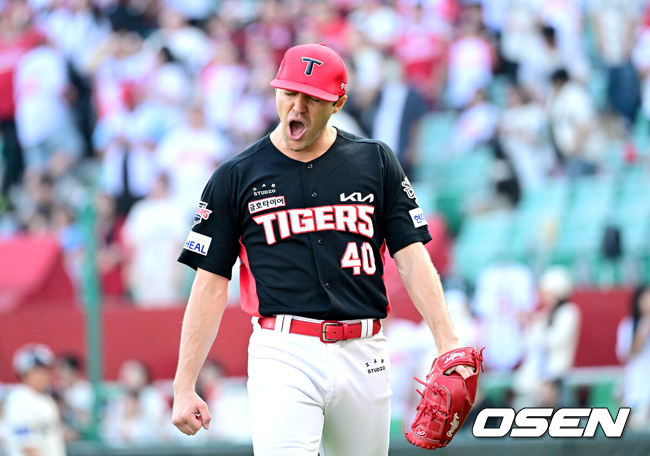 [OSEN=인천, 최규한 기자] 22일 인천 SSG랜더스필드에서 ‘2025 신한 SOL Bank KBO리그’ SSG 랜더스와 KIA 타이거즈의 경기가 열렸다.홈팀 SSG은 드류 앤더슨, 방문팀 KIA는 제임스 네일을 선발로 내세웠다.5회말 1사 1루 상황 SSG 박성한의 병살타 때 KIA 선발 제임스 네일이 유격수 박찬호의 호수비에 기뻐하고 있다. 2025.06.22 / dreamer@osen.co.kr