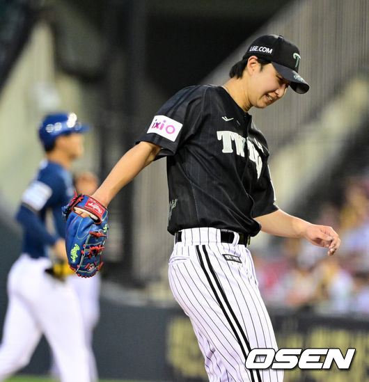 [OSEN=잠실, 지형준 기자] 19일 오후 서울 잠실구장에서 ‘2025 신한 SOL Bank KBO리그’ LG 트윈스와 NC 다이노스의 경기가 열렸다.LG는 최채흥, NC는 신민재를 선발로 내세웠다6회초 무사에서 LG 최채흥이 NC 김주원에 2루타를 허용하며 아쉬워하고 있다. 2025.06.19 /jpnews@osen.co.kr