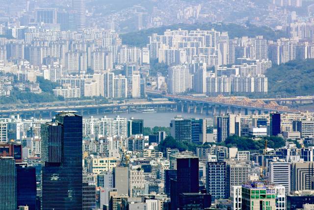 ▲22일 경기도 성남시 청계산 매바위에서 바라본 서울 강남구(아래)와 한강 이북 아파트 단지. 22일 금융권에 따르면 국내 5대 은행(KB국민·신한·하나·우리·NH농협)의 이달 가계대출 잔액은 19일 기준 752조749억 원으로 5월 말 대비 3조9937억 원 증가했다. ⓒ연합뉴스