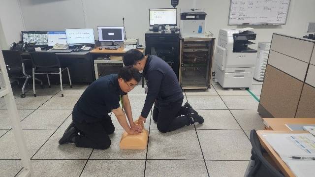 ▲지하철 8호선 별내행 열차 안에서 승객이 쓰러지는 사고가 발생했지만 구리도시공사 소속 직원들과 주변 시민들의 빠른 대처로 승객의 생명과 안전을 지켜냈다. 사진은 직원들에게 심폐소생술(CPR) 및 자동심장충격기(AED) 교육을 실시하고 있는 모습.ⓒ구리도시공사