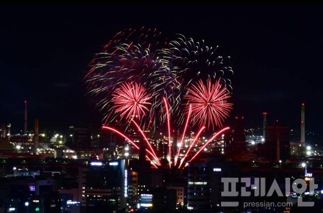 ▲(사진)은 지난 20일 경북 포항시 형산강 체육공원에서 열린 ‘2025 포항국제불빛축제’에서 데일리 불꽃쇼가 펼쳐지고 있는 모습.ⓒ프레시안(오주호 기자)