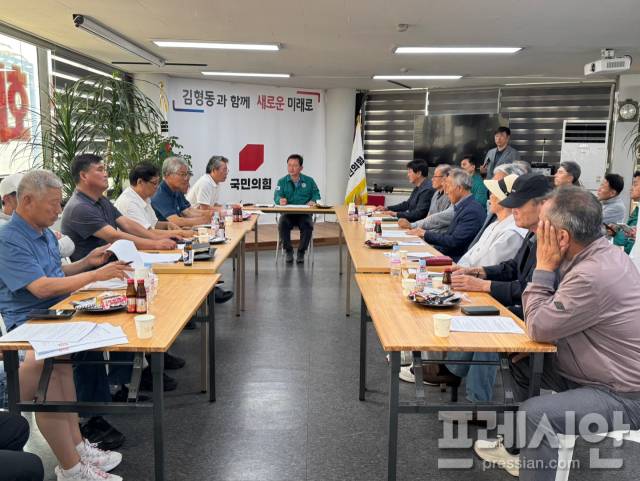 ▲ 국민의힘 김형동 국회의원(안동·예천)은 지난 22일 지역 사무실에서 안동시 산불피해대책위원회(이하 비대위)와 간담회를 열고, 지난 3월 대형 산불 피해 복구와 재건을 위한 실질적 대책 마련 및 특별법 제정을 논의했다. ⓒ 프레시안(김종우)