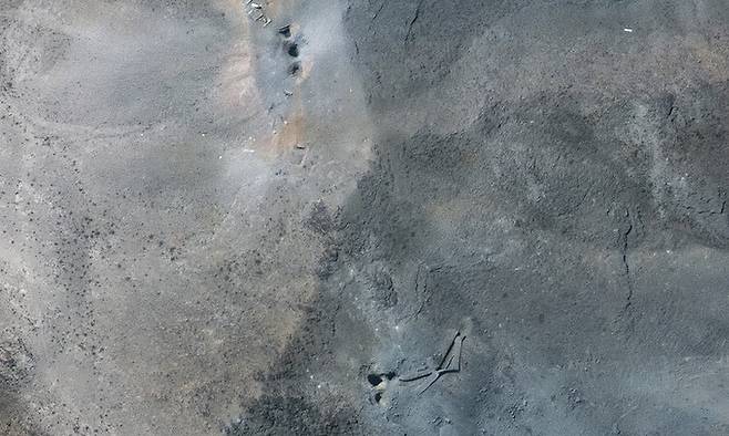 미국 위성 영상업체 막사 테크놀로지가 미군 벙커버스터 공격을 받아 구멍이 생긴 이란 포르도 핵시설 모습을 담은 위성사진을 22일(현지시간) 공개했다. AP연합뉴스