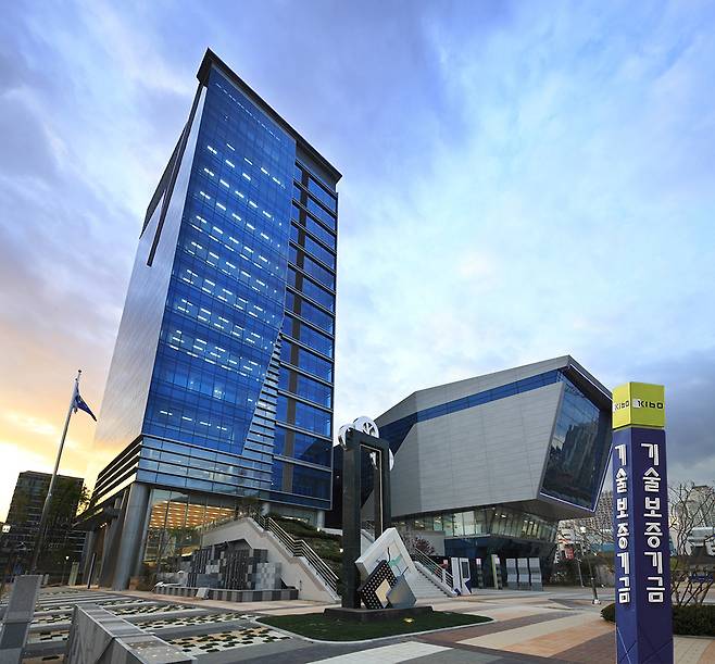 기술보증기금이 리스크 관리 안정성 강화를 위해&nbsp;자체 리스크 관리 철학인 ‘리스케어’를 정립하고, 중기 리스크 관리 로드맵을 본격 추진한다. 기술보증기금 제공