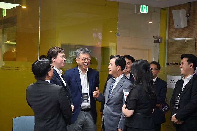 김태흠(왼쪽&nbsp;네번째) 충남도지사가 미국VC들과 충남의 스타트업 지원정책을 설명하고 충남 스타트업에 대한 적극적인 관심을 요청했다.&nbsp;