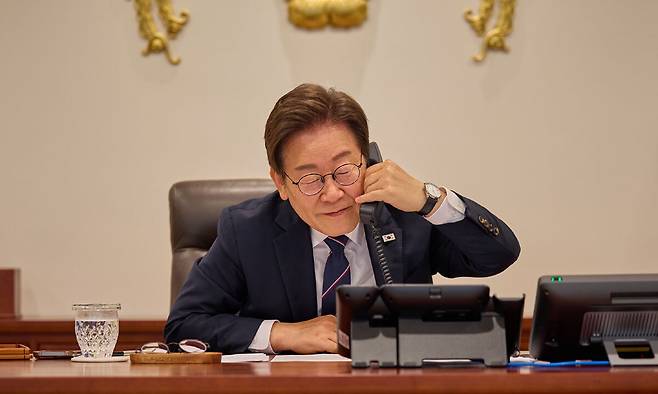 이재명 대통령이 23일 서울 용산구 대통령실 청사 집무실에서 안와르 이브라힘 말레이시아 총리와 전화 통화를 하고 있다. 대통령실 제공