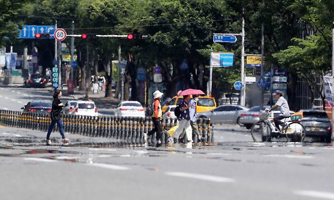장맛비가 주춤한 사이 30도를 넘는 무더위가 기승을 부린 23일 뜨거워진 대구 수성구 달구벌대로 위로 아지랑이가 피어오르고 있다. 뉴스1