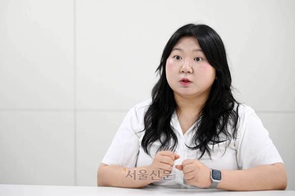 사회복지단체인 초록우산에서 운영하는 ‘청년들의 자립 이야기’ 소속 활동가이자 자립준비청년인 김은경씨가 22일 경기 수원시 초록우산 경기지역본부 사무실에서 “정부가 가정의 돌봄을 받지 못한 자립준비청년을 위한 마지막 보호망이 돼야 한다”고 밝히고 있다. 홍윤기 기자