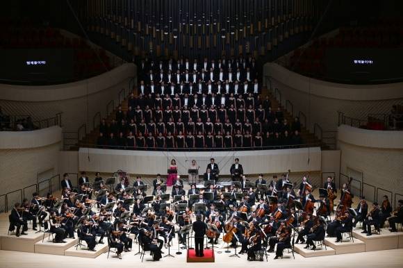 지난 20일 열린 부산콘서트홀 개관 페스티벌 공연에서 정명훈이 이끄는 아시아필하모닉오케스트라(APO)가 베토벤 교향곡 9번 ‘합창’을 선보이고 있다. 클래식부산 제공