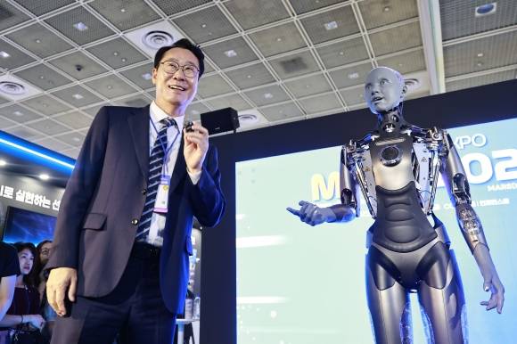정명근 화성특례시장이 아메카 로봇과 대화를 나누고 있다. (화성시 제공)