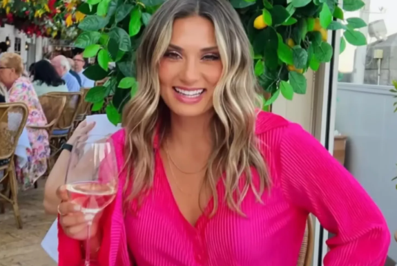 미국에서 축구 코치 겸 가정교사인 여성이 남학생을 성폭행한 사실이 알려져 충격을 주고 있는 가운데, 여성이 일했던 고등학교의 졸업앨범에 해당 여성의 사진이 여러 차례 등장해 논란이 일고 있다. 사진은 크리스티나 포멜라(30). 페이스북