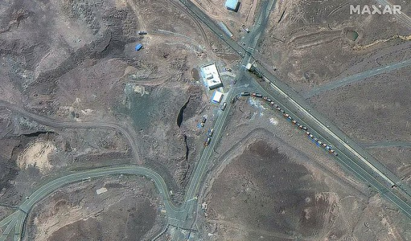 미국이 벙커버스터 폭탄 12발을 떨어뜨리기 전 이란 지하 핵시설 포르도의 입구에서 16대의 트럭이 터널 입구로 들어가고 있다. 엑스 캡처