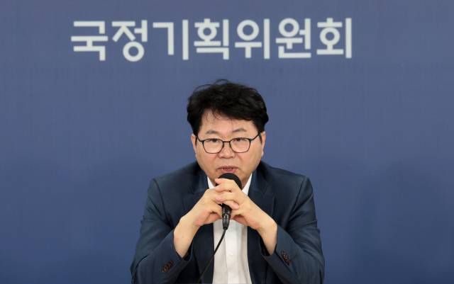 이한주 국정기획위원회 위원장이 22일 서울 종로구 국정기획위원회에서 열린 기자간담회에서 취재진 질문에 답하고 있다. 연합뉴스
