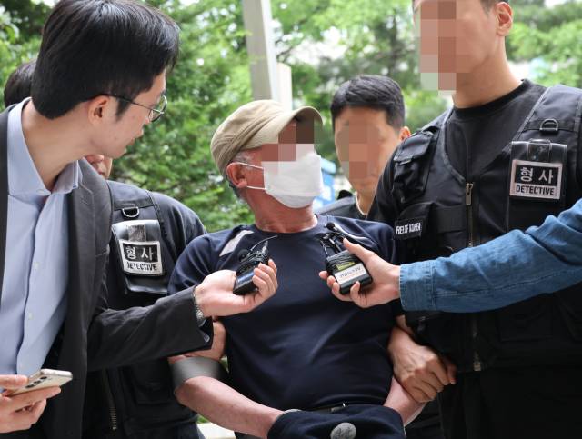 법원의 접근금지 명령이 종료된 지 일주일 만에 아내를 찾아가 흉기로 살해한 60대 남성이 21일 구속심사를 받기 위해 법원에 출석하고 있다. 인천=연합뉴스