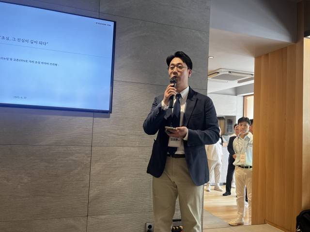 임영환 교촌에프앤비 전략스토어팀장이 교촌 1호점 및 교촌1991로 설명을 하고 있다. 노현영 기자