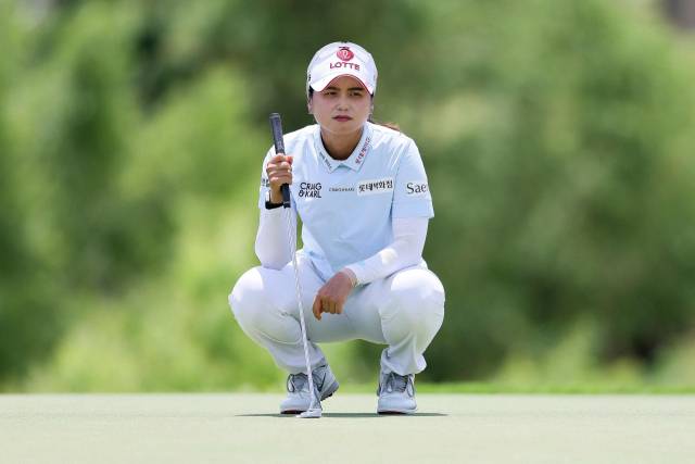 그린을 읽고 있는 최혜진. 사진 제공=AFP연합뉴스