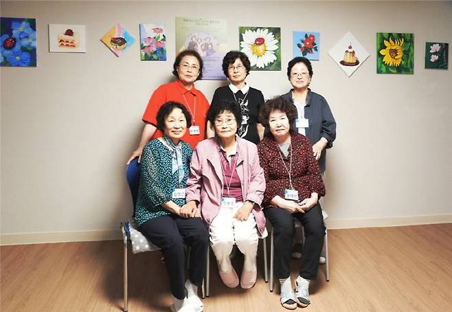 <시니어 클럽 미술 동아리 회원들>