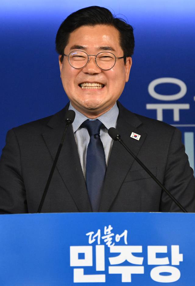 박찬대 더불어민주당 전 원내대표가 23일 서울 여의도 중앙당사에서 당 대표 선거 출마 선언을 하며 밝게 웃고 있다. 오승현 기자 2025.06.23