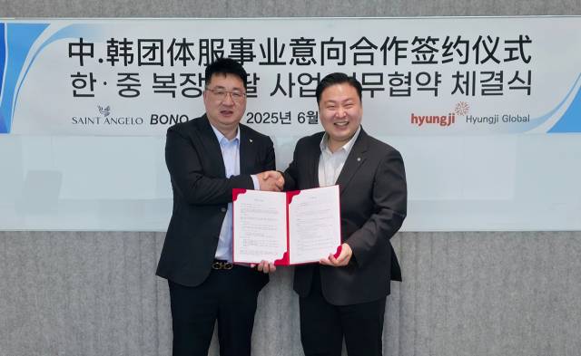 형지글로벌이 20일 중국에서 보노(BONO)와 ‘한중 복장조달’에 관한 MOU를 체결한 가운데 최준호(오른쪽) 형지글로벌 부회장과 장양삥 보노 총경리가 협약서를 들어 보이고 있다. 사진 제공=형지글로벌