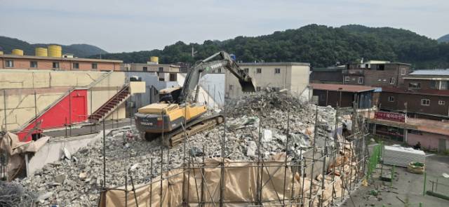 파주시가 지난 20일 용주골 내 규모가 가장 큰 성매매 업소 1개 동에 대한 철거를 하고 있다. 사진 제공=파주시