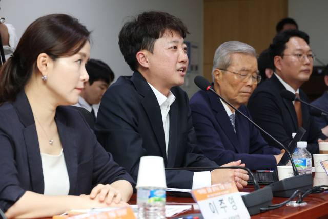 이준석 개혁신당 의원이 23일 오후 서울 여의도 국회 의원회관에서 열린 대선 평가 세미나에서 기념사를 하고 있다. 뉴스1